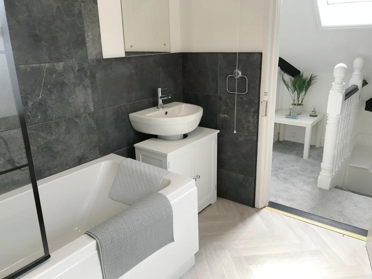 The Beach Hut - 1 Bedroom Apartment Near The Beach บอร์นมัธ ภายนอก รูปภาพ